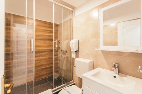 皮罗特Hotel Dijana的带淋浴、卫生间和盥洗盆的浴室