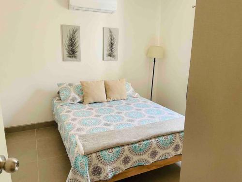 墨西卡利Gabby’s Accesible House in Private area的一间卧室配有一张带两个枕头的床