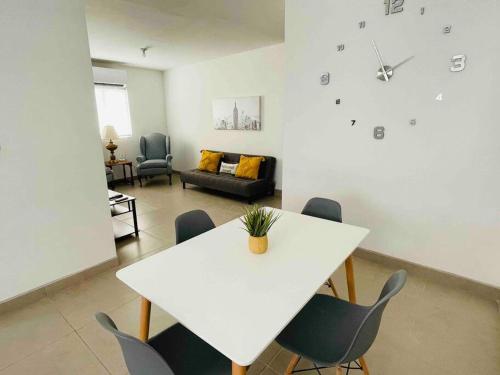 墨西卡利Gabby’s Accesible House in Private area的客厅配有白色的桌椅