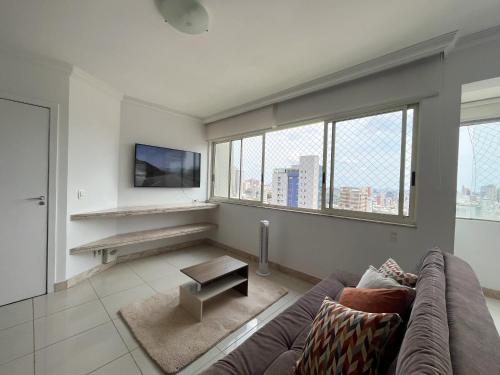 贝洛奥里藏特Apartamento Centro/Sul BH的带沙发和电视的客厅