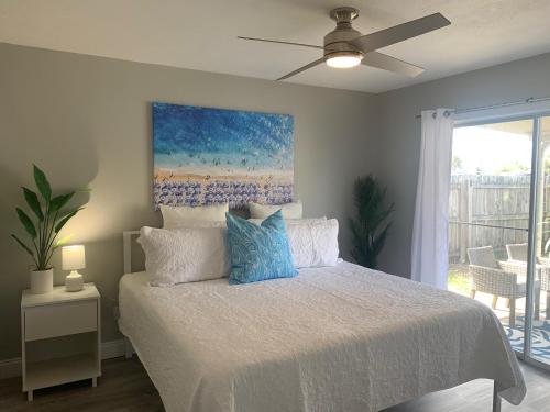 巴拿马城海滩Tropical Haven的一间卧室配有一张带吊扇的床