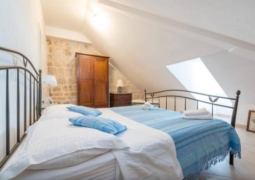 杜布罗夫尼克Apartment Saraka的一间卧室配有一张带蓝色枕头的床。