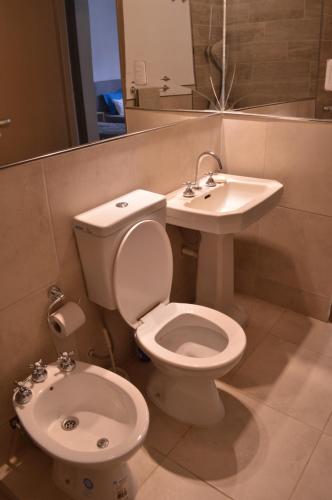 科尔多瓦SUNNY HOUSE BOULEVARES 4/5pax的一间带卫生间和水槽的浴室