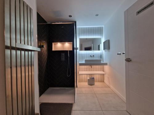 伦敦Beautiful Rooms in London的带淋浴和盥洗盆的浴室