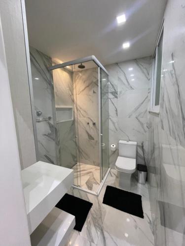 里约热内卢Apartamento Copacabana Luxo的带淋浴和卫生间的浴室