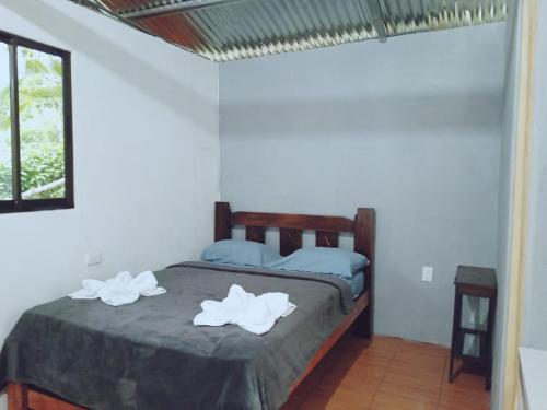 San RafaelParaíso Rio Celeste的一间卧室配有一张床,上面有两条毛巾