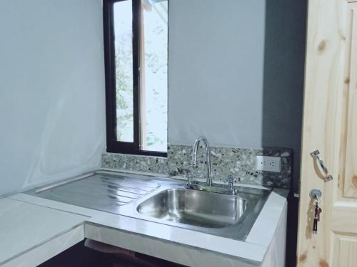 San RafaelParaíso Rio Celeste的带水槽的厨房台面和窗户