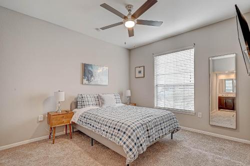 休斯顿Modern Apartment in Downton Houston的一间卧室配有一张床和吊扇