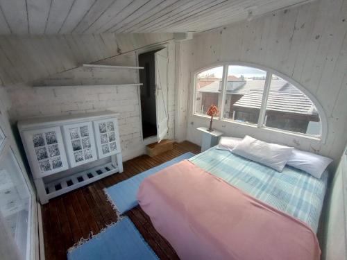 尚格里拉Casa beiramar, solar, barulho do mar, pé na areia!的一间带床的卧室,位于带窗户的房间内