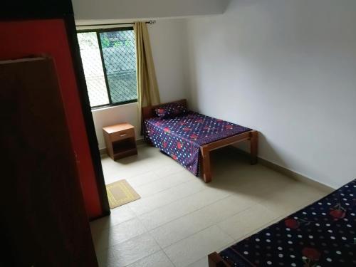 苏瓦Barrett Accommodation Budget Rooms的小房间设有床和窗户