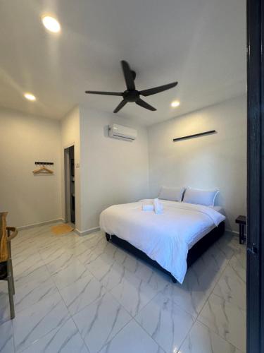 Kaki BukitGuest House Gua Kelam的一间卧室配有一张带吊扇的床