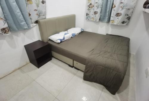 巴生Akmal Homestay Klang的一张小床,位于客房的角落