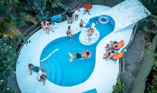 希门尼斯港Kalea Yard Hotel的水上公园游泳池里人们的头顶景色