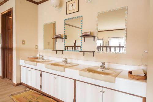 北斗市Lodge Kent的浴室设有3个水槽和2面镜子
