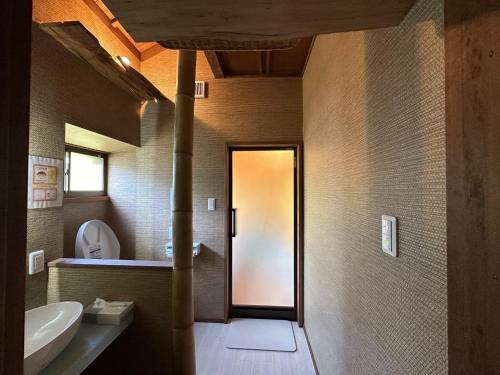 沼津Numazu - House - Vacation STAY 52025v的一间带卫生间、水槽和镜子的浴室
