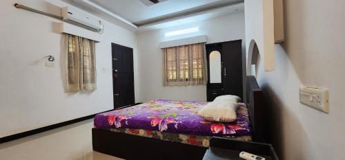 阿勒皮'Marari Johns Homestay' Mararikulam, Alappuzha的一间小卧室,卧室内配有一张床铺