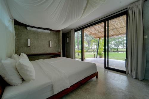 高兰Costa Lanta - Adult Only的卧室配有白色的床和大窗户