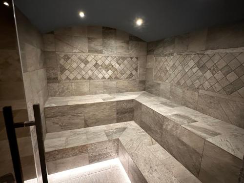 波罗维茨"Park Hotel Ela"的大型浴室设有大型石质浴缸。