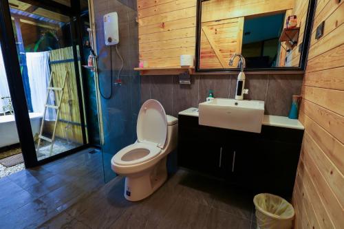 清迈Virgin River @Mae Wan的一间带卫生间和水槽的浴室