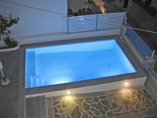 皮索利瓦迪Villa Danae - Seaside Villa with Pool & Hot Tub的一座大游泳池