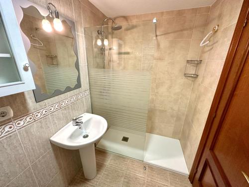 里瓦德塞利亚La Piragua的一间带水槽和淋浴的浴室