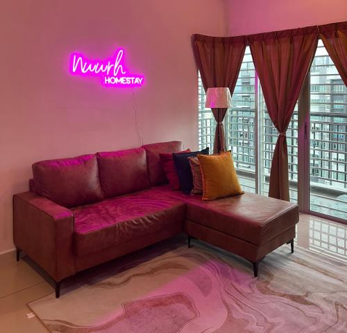加影Nawwarah Homes @ Southville City (WiFi + NETFLIX)的带沙发和 ⁇ 虹灯标志的客厅