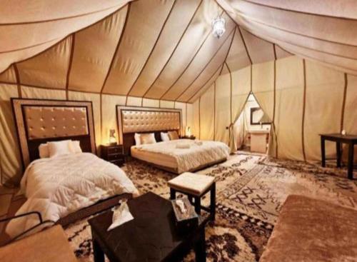梅尔祖卡Merzouga Top Luxury Camp的大房间,帐篷内有两张床
