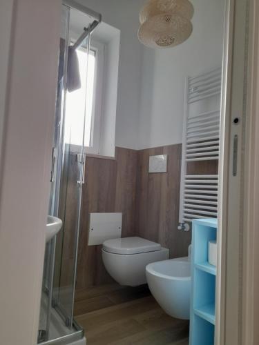 孔韦尔萨诺CASA VACANZA DONNA LINA的一间带卫生间和玻璃淋浴间的浴室