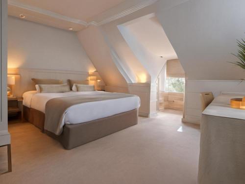 埃尔金The Royal Hotel Elgin的一间卧室设有一张大床和一个窗户。