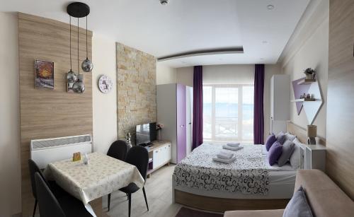 科帕奥尼克Apartman Vana的一间卧室配有一张床、一张桌子和一张沙发