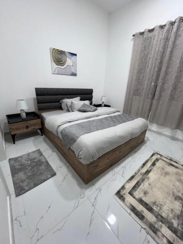 拜尔卡Bareeq Rest House的白色的卧室设有床和窗户