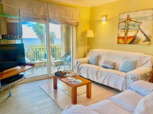 布拉内斯SeaHomes Vacations - NAUTIC MARITIME Apt的客厅配有沙发和桌子
