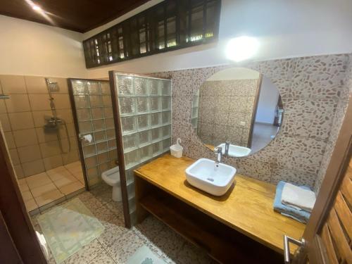 贝岛VILLABLANCA的一间带水槽、卫生间和镜子的浴室