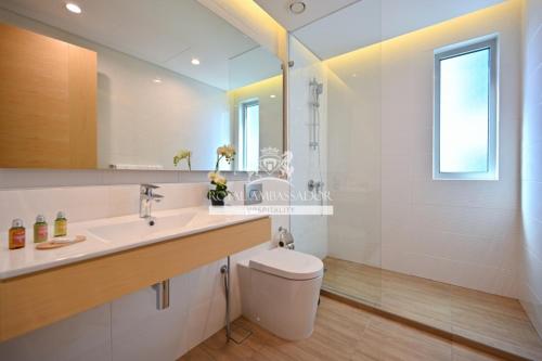 SeefSpringfield Suites的白色的浴室设有水槽和卫生间。