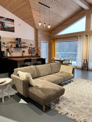 TeijoKiiski Home的客厅配有沙发和桌子
