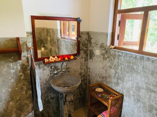 本托塔River Shadow Villa的一间带水槽和镜子的浴室