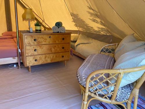 图什比Winter Glamping Tent Hovfjallet Vitsand的一间卧室配有一张床,梳妆台配有帐篷