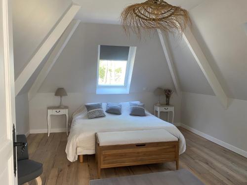 Lamonzie-MontastrucLe Chirol的一间卧室配有一张带蓝色枕头的床。