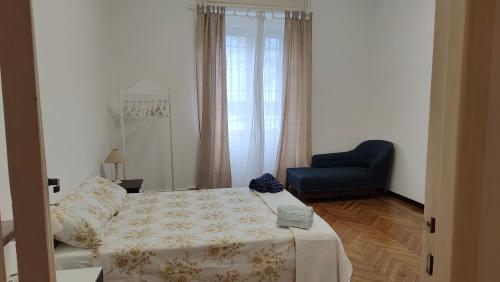 米兰Treehouse Milano的一间卧室配有一张床和一张蓝色椅子