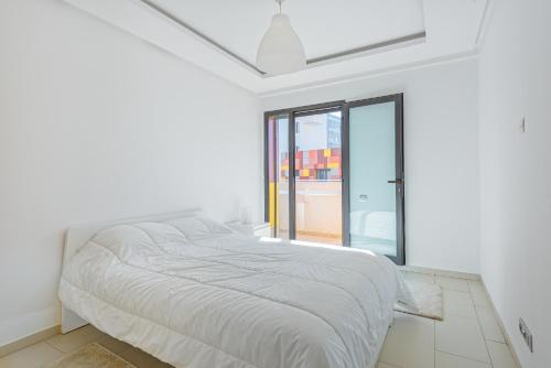 卡萨布兰卡Urban Charm Delight的白色的卧室设有床和窗户