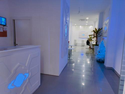 瓦伦西亚CAPSULE INN VALENCIA Hostel的一间设有走廊的客房,墙壁上装饰有蓝色的装潢