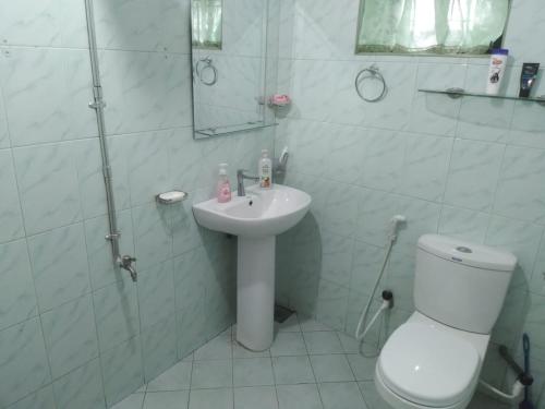 拉特纳普勒4Seasons Holiday Home的浴室配有卫生间、盥洗盆和淋浴。