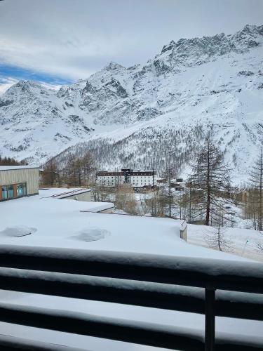 布勒伊-切尔维尼亚Ski paradise - Cielo alto Cervinia的窗户享有雪覆盖的山景。