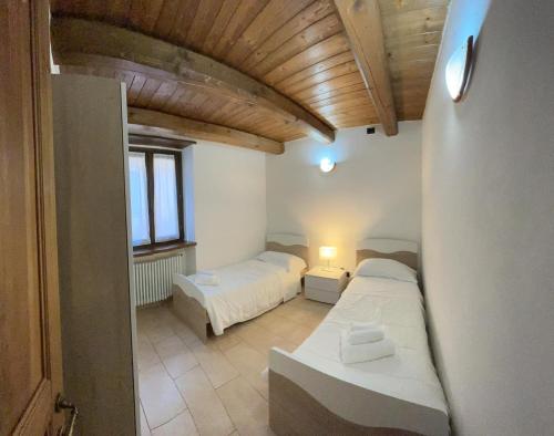 乌尔克斯Hotel Oberje DLa Viere的一间带两张床的卧室,位于一个天花板的房间