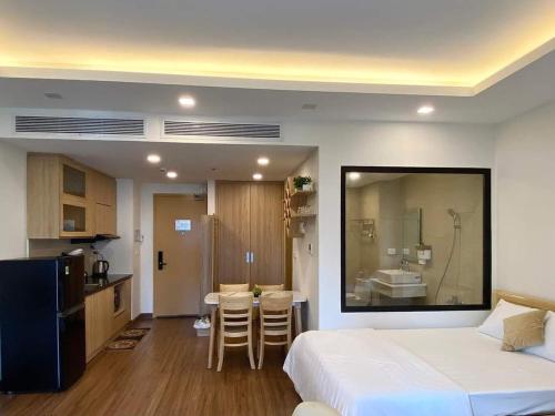 归仁ND Travel - FLC Sea Tower Quy Nhơn的一间卧室配有一张床、一间厨房和一间浴室。