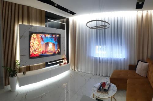 科宁VIP Room 2+2的客厅设有壁挂式平面电视。