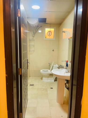 阿布扎比Studio R6的一间带卫生间和水槽的浴室