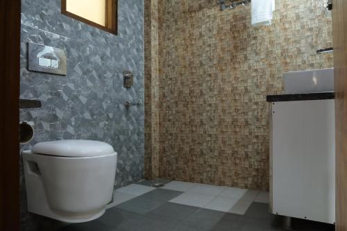 古尔冈The Sandalwood By Saavi Hotels的一间带卫生间和水槽的浴室