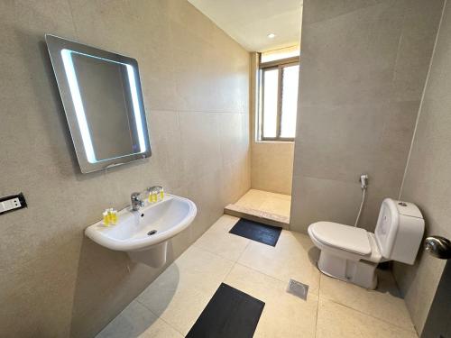 伊尔比德Saraya Al Joude的一间带水槽和卫生间的浴室以及窗户。