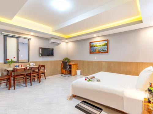 岘港Mina Home Đà Nẵng的酒店客房 - 带一张床和用餐室